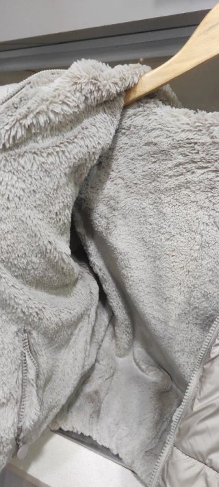 Chaqueta reversible,corta y acolchada con capucha