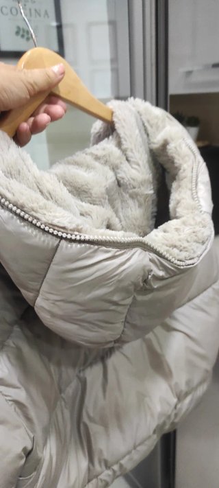 Chaqueta reversible,corta y acolchada con capucha