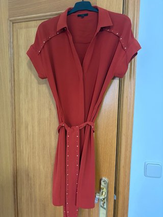 Vestido camisero rojo con tachuelas