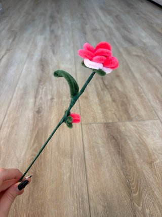 Flor de limpiapipas rosa y fucsia