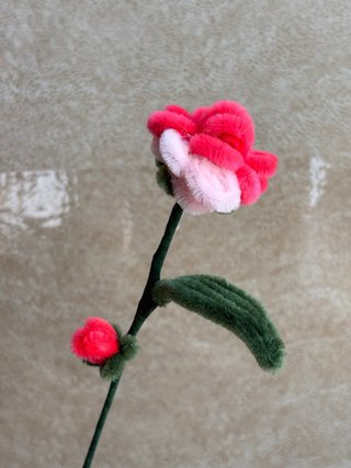 Flor de limpiapipas rosa y fucsia