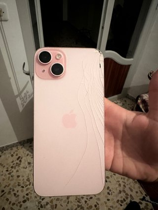 iPhone 15 Plus Rosa - Parte Trasera Rota