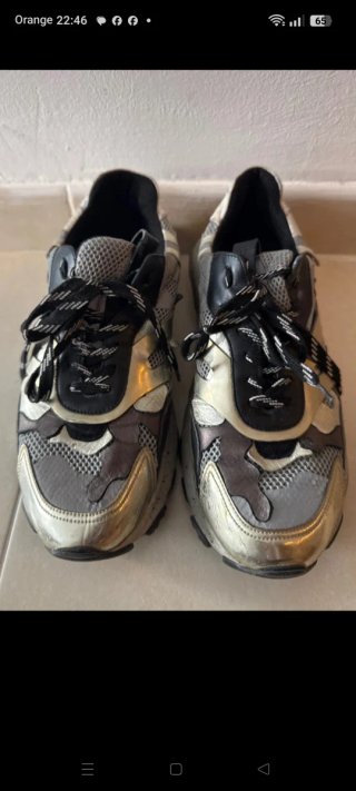 Zapatillas deportivas grises y plateadas