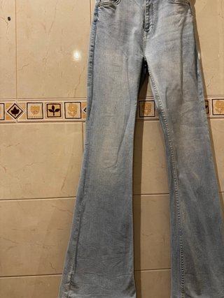 Vaqueros acampanados Bershka tiro alto