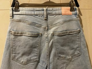 Vaqueros acampanados Bershka tiro alto