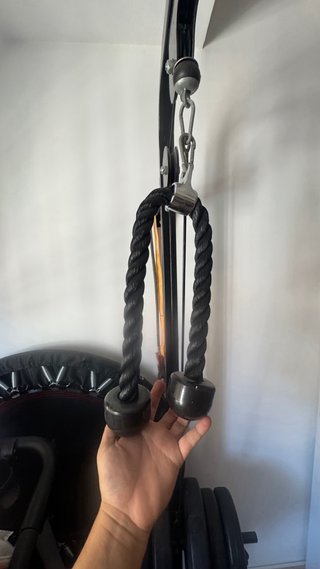 Máquina de pesas con poleas y cuerda