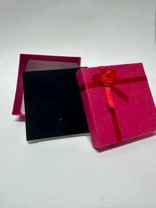 Caja regalo para joyas 9x9 cm roja con lazo