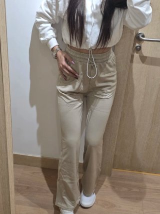 Conjunto deportivo blanco y verde