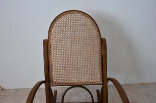 Antigua mecedora infantil estilo Thonet