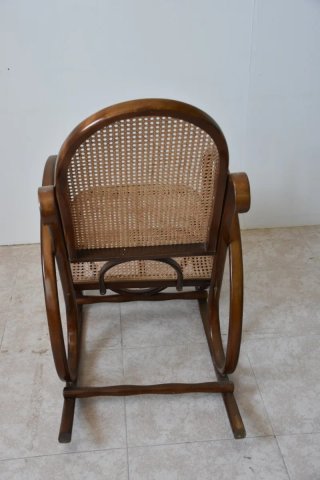 Antigua mecedora infantil estilo Thonet