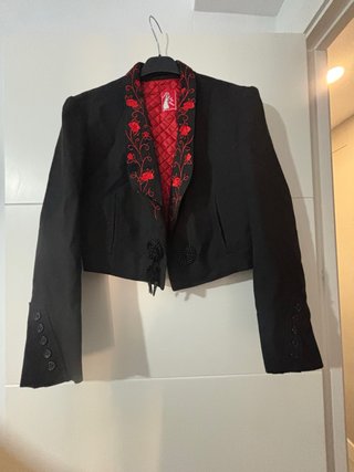 Chaqueta flamenca negra bordada roja