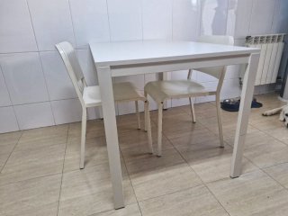 Mesa de cocina y 2 sillas blancas