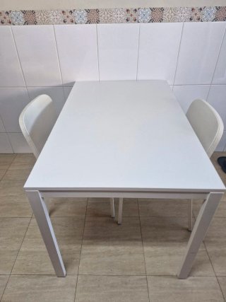 Mesa de cocina y 2 sillas blancas