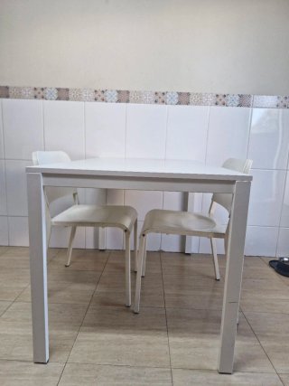 Mesa de cocina y 2 sillas blancas