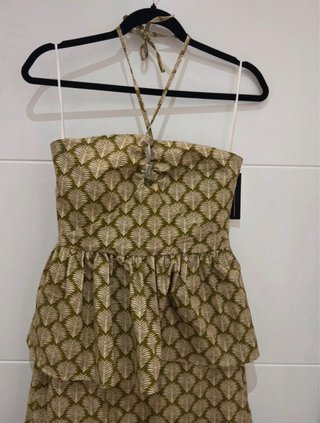 Vestido Mattui verde con etiqueta