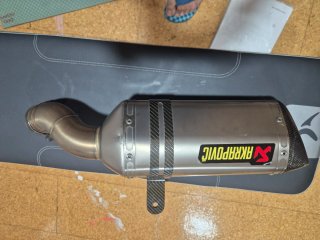 Escape Akrapovic y Tapa Colin Z900