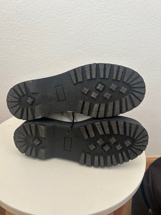 Botines blancos con cordones negros