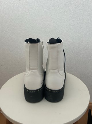 Botines blancos con cordones negros