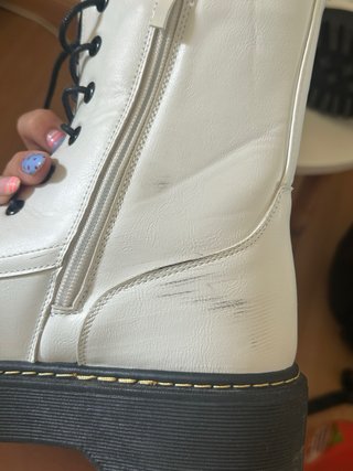 Botines blancos con cordones negros