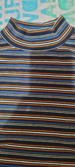 Camiseta de rayas cuello alto