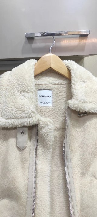 Chaqueta Bershka borreguito beige.