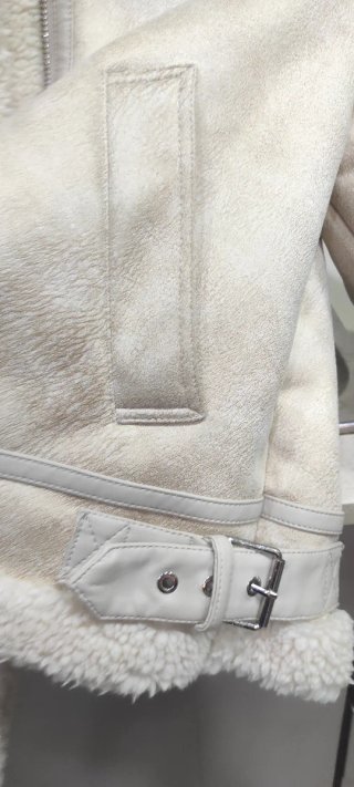 Chaqueta Bershka borreguito beige.