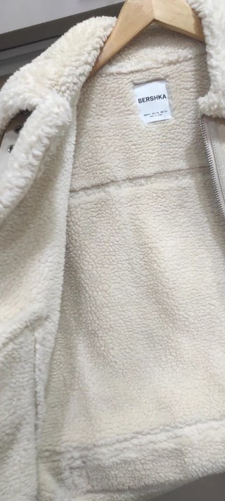 Chaqueta Bershka borreguito beige.