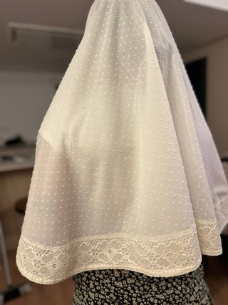 Mantilla media luna encaje