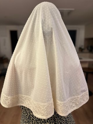 Mantilla media luna encaje