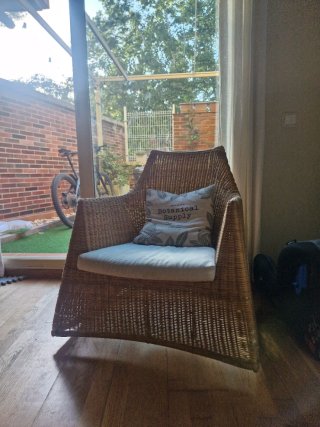 Sillón balancín de mimbre