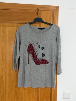 Camiseta gris con tacón rojo