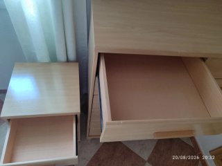 Cómoda y mesita de noche de madera