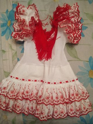 Vestido de sevillanas para bebé.