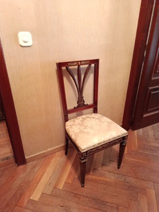 Dos sillas estilo Imperio madera y tela