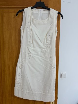 Vestido blanco con tachuelas