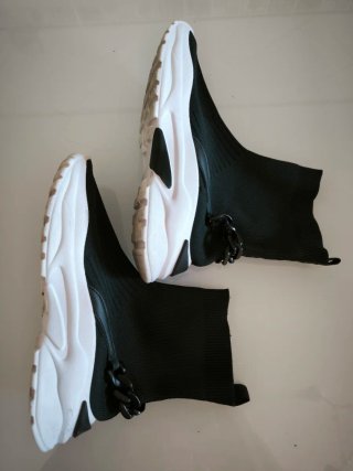 Botas pretas com corrente