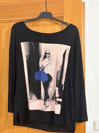 Camiseta negra con estampado mujer