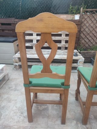 Sillas de madera.