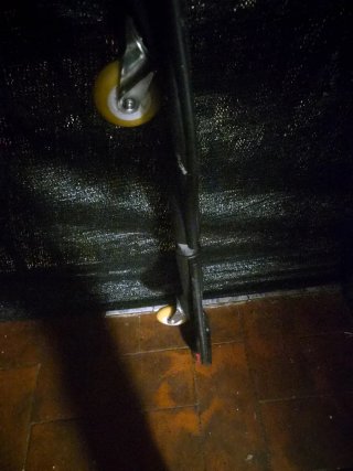 Patinete manual con diseño de coche