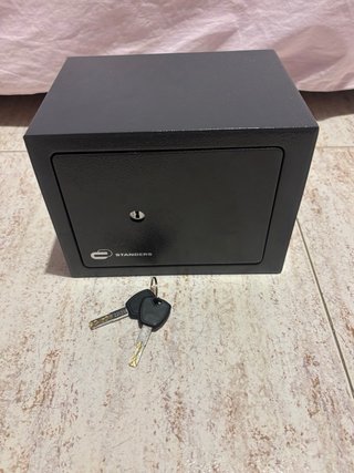 Caja Fuerte Standers Negra 4L
