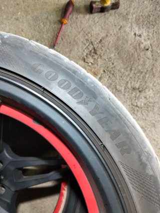 Llantas deportivas negras con aro rojo