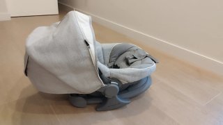 Bebecar Ip-op. Gris y blanco.