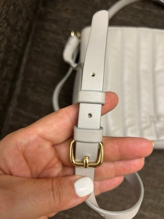 Bolso gris con Detalles Dorados