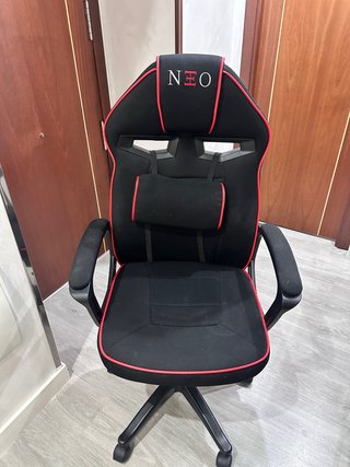 Silla Gaming Negra con Detalles Rojos