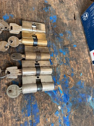 Bombines de puerta con llaves