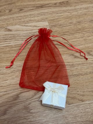 Bolsa regalo roja y caja blanca