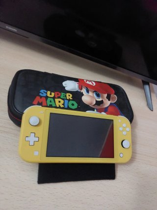Nintendo Switch Lite Amarilla + Funda