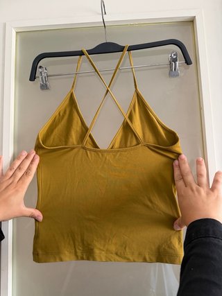 Camiseta tirantes color mostaza.