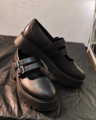 Zapatos de plataforma de Wednesday.