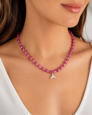 Collar rosa con colgante de cola de sirena